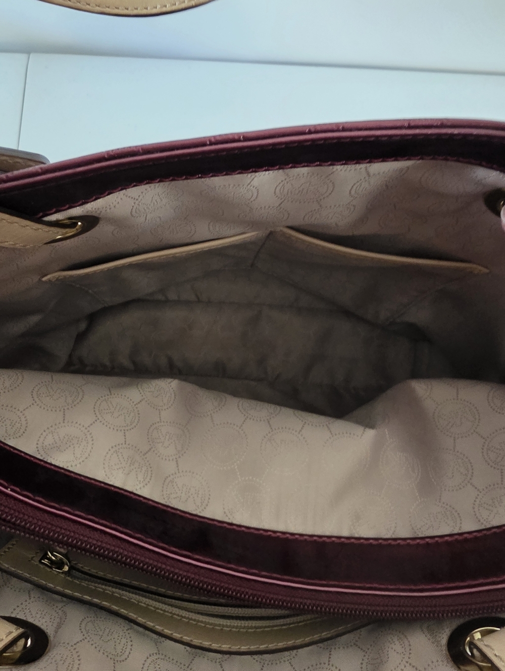 Michael Kors Jet Set East West Signature Bordeaux Patent Leather Tote Roomy - Picture 5 of 16